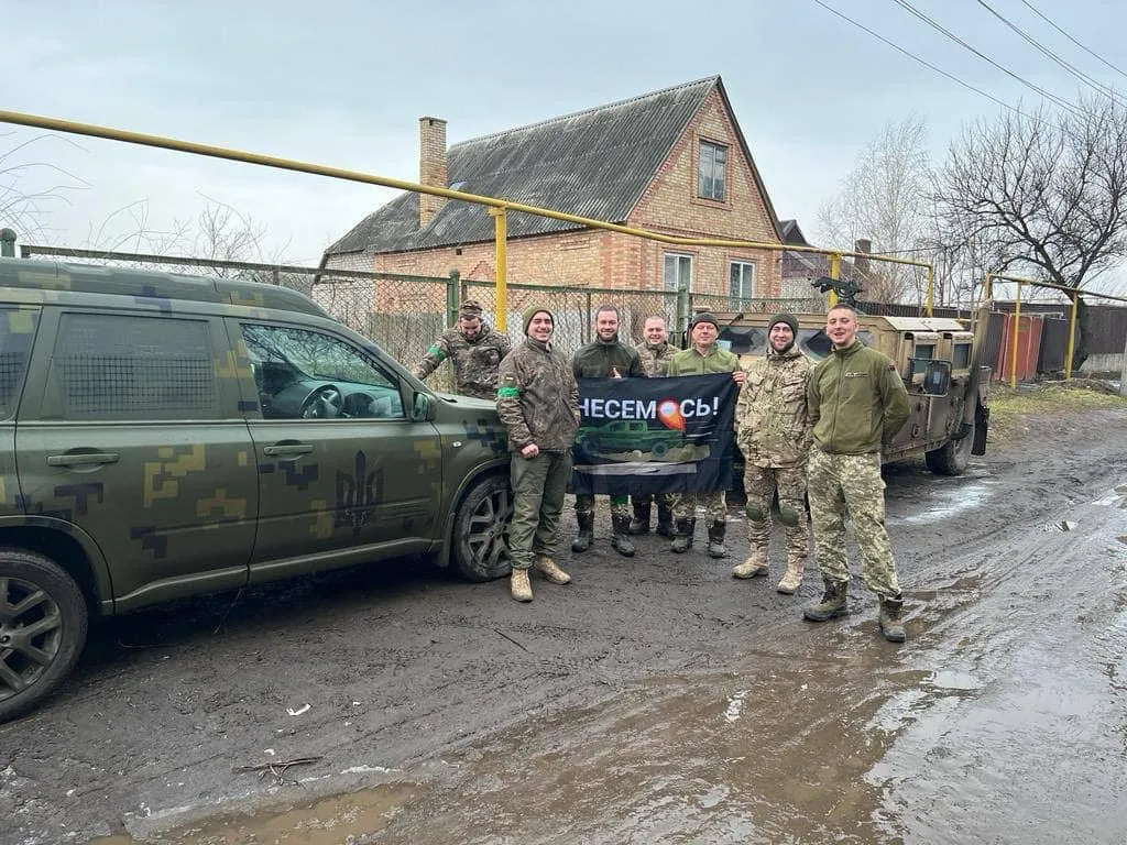Команда з відремонтованим авто