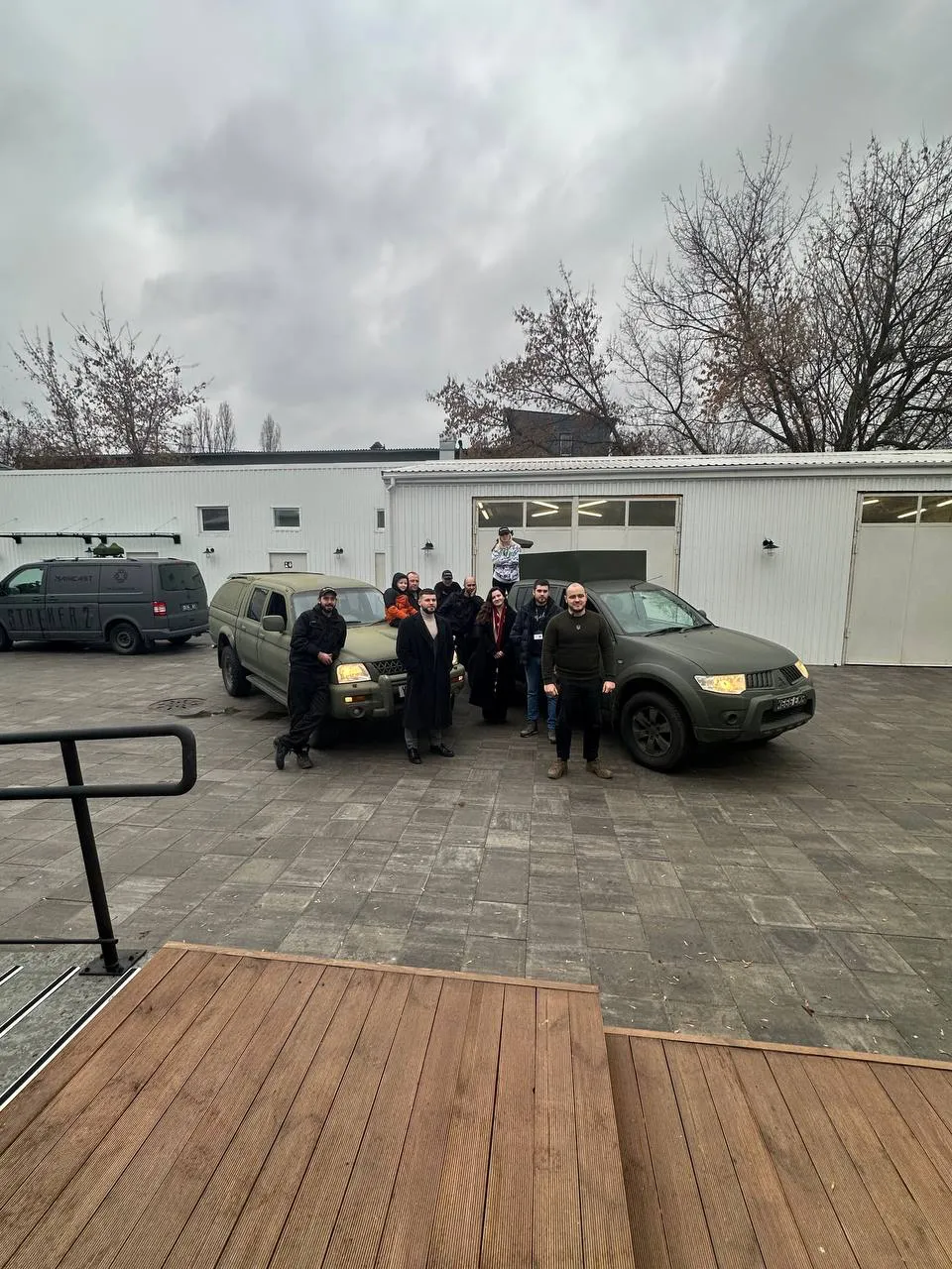 Авто на подвір'ї сервісу